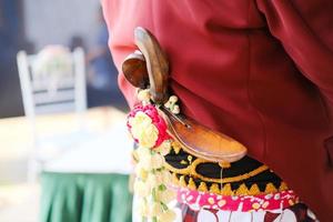 kris javanais traditionnel pendant le cortège de mariage photo