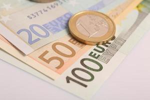 Gros plan des billets et pièces en euros photo