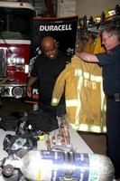 los angeles, 8 juin - cee lo green avec les pompiers de sierra madra au duracell, alimentez ceux qui nous protègent événement au service d'incendie de sierra madre le 8 juin 2011 à sierra madre, ca photo