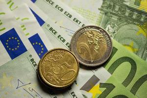 pièces en euros et billets en argent. photo