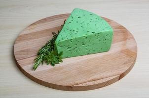 fromage pesto vert et feuilles de basilic photo