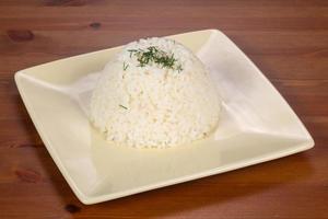 riz vapeur dans l'assiette photo