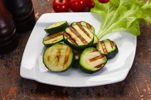 cuisine végétalienne - courgettes grillées photo