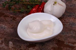 sauce mayonnaise dans le bol blanc servi thym et ail photo