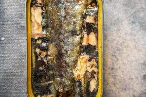 sardine poisson en conserve fruits de mer frais repas sain nourriture collation régime alimentaire sur la table copie espace nourriture fond rustique vue de dessus nourriture végétarienne photo