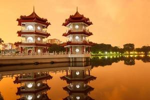 pagodes jumelles se reflétant dans l'étang
