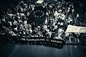 tbilissi, géorgie , 2022 - vue aérienne les gens défilent dans les rues lors d'un grand événement de rallye eu-pro. des milliers de personnes lors d'une manifestation pacifique. rallye pro-europe dans la capitale géorgie photo