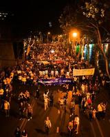 tbilissi, géorgie, 2022 - vue aérienne, les gens défilent dans les rues lors d'un grand événement de rallye eu-pro. des milliers de personnes lors d'une manifestation pacifique. rallye pro-europe dans la capitale géorgie photo