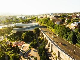 tbilissi, géorgie, 2022 - vue aérienne montante panorama de tbilissi avec trafic, bâtiments modernes du parc rike photo