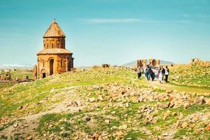 structure de l'église avec groupe de visites organisées. Site archéologique des ruines d'Ani, Anatolie orientale, Turquie photo