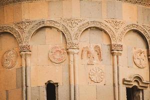 motifs et signes d'animaux sur de vieux bâtiments dans le site archéologique d'ani en turquie photo