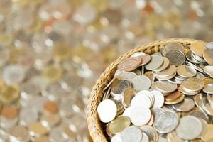 économiser de l'argent concept de collecte de pièces dans un panier avec fond de pièces. comme concept d'entreprise de fond et concept d'économie. photo