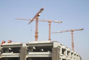 chantier de construction avec des grues avec fond de ciel bleu photo