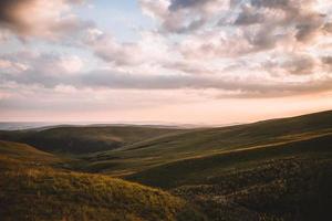 llyn y fan fach dans le parc national des brecon beacons photo