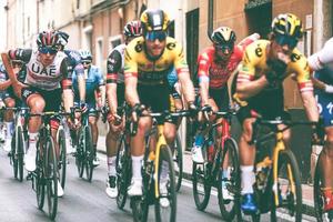 imperia, im ligurie, italie 20 mars 2022 une importante course cycliste dans une petite ville d'italie en mars. le nom de la compétition est milano-sanremo 2022 photo