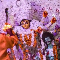 kolkata, inde, 29 septembre 2021 - déesse durga avec un look traditionnel en gros plan sur une puja de durga du sud de kolkata, idole de durga puja, un plus grand festival hindou de navratri en inde photo