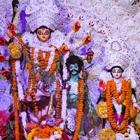 kolkata, inde, 29 septembre 2021 - déesse durga avec un look traditionnel en gros plan sur une puja de durga du sud de kolkata, idole de durga puja, un plus grand festival hindou de navratri en inde photo