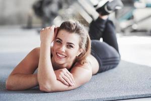 c'était une belle séance d'entraînement. photo d'une superbe femme blonde dans la salle de sport le week-end