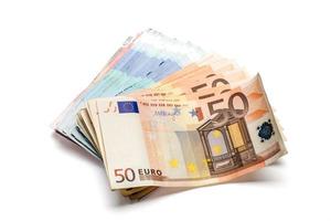 tas de billets en euros de diverses coupures. isolé sur wh