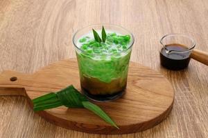 es cendol ou dawet est un dessert traditionnel indonésien composé de cendol, à base de farine de riz, de lait de coco et de sucre de palme. populaire pendant le ramadan. photo