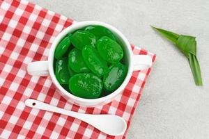 manisan kolang-kaling, ou fruits de palmier à sucre conservés de couleur verte, boisson indonésienne et dessert pendant le mois de ramadan. mise au point sélectionnée. photo