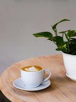 une tasse de café au lait chaud sur la table pour le petit déjeuner photo