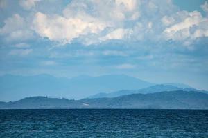 l'environnement de l'île de munnok, à l'est de l'île de thaïlande., très beau ciel ouvert, nuage, mer et plage. photo