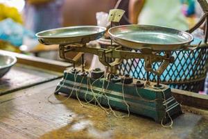 échelle de poids vintage classique pour mesurer le heab médical thaïlandais dans un magasin d'herbes médicales thaïlandais d'origine à bangkok en thaïlande. photo