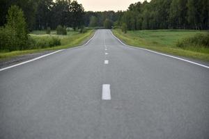 route asphaltée directe à grande vitesse dans la forêt photo