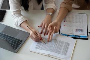 les gens d'affaires planifient l'analyse de la stratégie à partir du rapport de document financier, concept de bureau photo