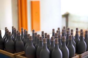 des bouteilles de vin empilées dans la cave, poussiéreuses mais savoureuses. photo