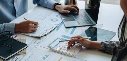 conseiller financier travaillant avec le client, calculant et analysant le tableau des documents de données pour l'équipe de réunion dans la salle de bureau. concept finance et comptabilité photo