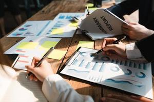 collègues de travail de partenariat de gens d'affaires discutant d'un graphique de planification financière et d'une entreprise lors d'une réunion budgétaire dans la salle de bureau photo