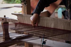 processus de tissage de la soie thaïlandaise photo