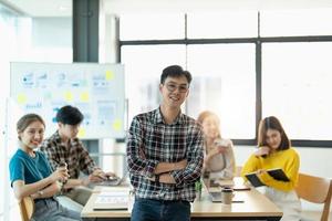 groupe de jeunes asiatiques créatifs heureux profiter rire sourire et grand succès émotion travail d'équipe gens démarrage d'entreprise entrepreneur occasionnel remue-méninges réunion d'affaires arrière-plan de bureau photo