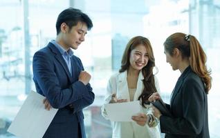 entrepreneur asiatique gens d'affaires discutant d'un nouveau projet d'entreprise dans une feuille de papier dans une salle de réunion moderne. photo