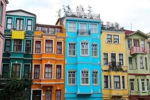 Maisons anciennes dans le quartier de Fener, Istanbul, Turquie photo