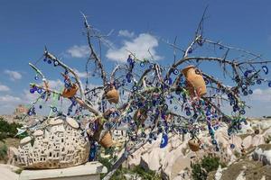 Arbre de perles mauvais œil dans la vallée des pigeons, Cappadoce, Nevsehir, Turquie photo