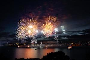 Feux d'artifice sur le détroit du Bosphore, Istanbul, Turquie photo