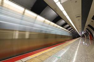 métro se déplaçant dans une station photo