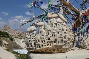 Arbre de perles mauvais œil dans la vallée des pigeons, Cappadoce, Nevsehir, Turquie photo