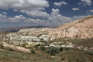 Vallée des roses dans le village de Cavusin, Cappadoce, Nevsehir, Turquie photo