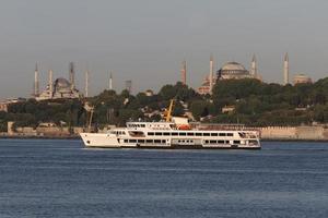 Ferry dans le détroit du Bosphore, Istanbul, Turquie photo