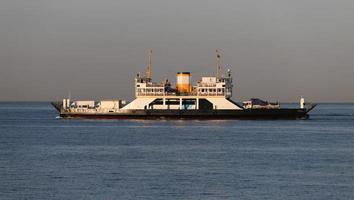 Ferry dans le détroit du Bosphore, Istanbul, Turquie photo