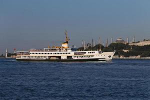 Ferry dans le détroit du Bosphore, Istanbul, Turquie photo