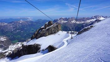 scène de montagnes enneigées titlis et téléphérique photo