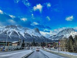 canmore est une ville des montagnes rocheuses de l'alberta, à l'ouest de calgary. il est connu pour ses sommets escarpés comme les trois sœurs et le pic ha ling. photo