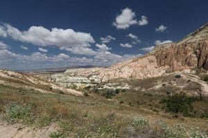 Vallée des roses dans le village de Cavusin, Cappadoce, Nevsehir, Turquie photo