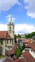 vieille ville historique et église sur le pont photo