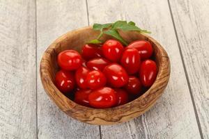 tomates cerises rouges dans le bol photo